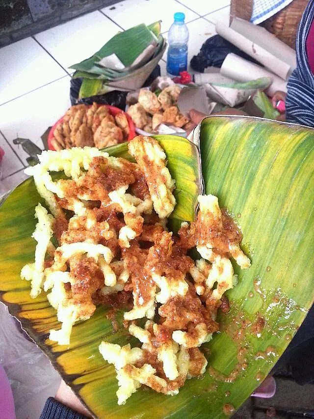 Snapdishの料理写真:kerupuk and sambal pecel|vitantriさん