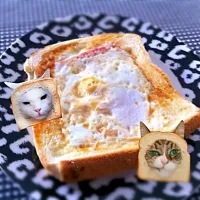 Snapdishの料理写真:Sunny-side egg in the centre  of toast|mayumi hassさん