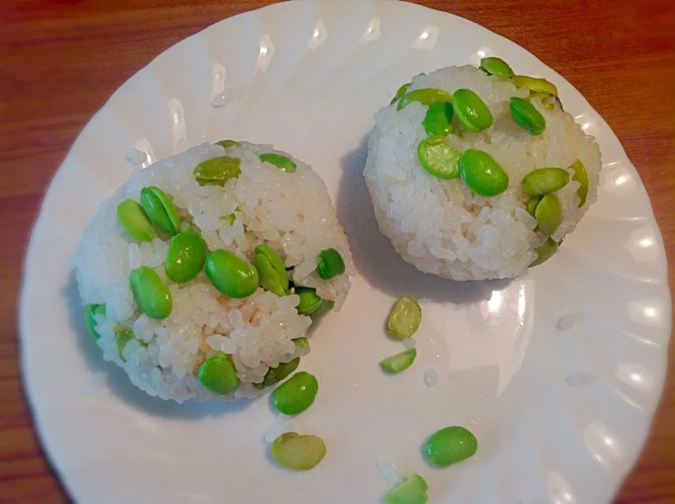 Snapdishの料理写真:枝豆が具のおにぎり|tbunさん