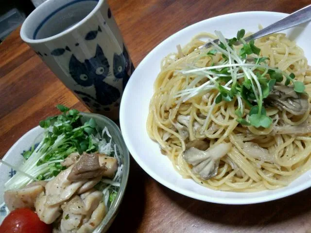 秋薫るキノコパスタ＆バジルdeチキンサラダ(^^*)|はぎのつきさん