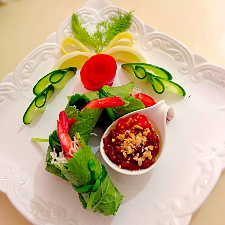 Snapdishの料理写真:Mustard Leaf Wrapped Salad Roll dips with Hosin Sauce.|Lynh Lynhさん