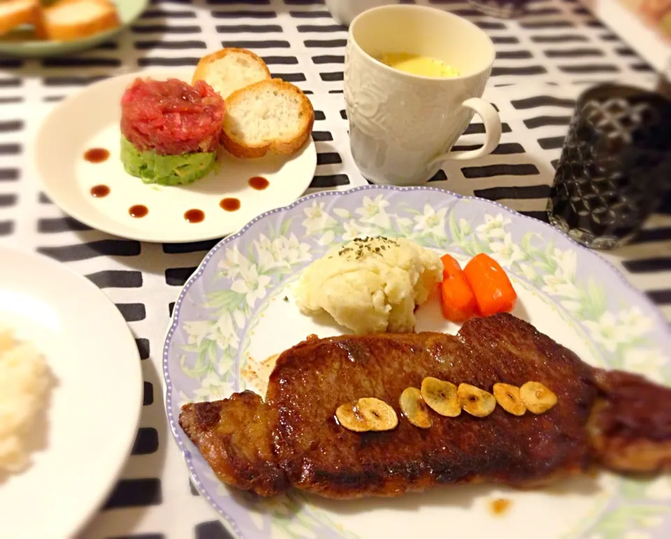 プレバースデー❤サーロインステーキ250g🍀マグロとアボカドのタルタル🍀コーンスープ|mochaさん