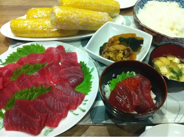 まぐろ刺身とまぐろ漬け丼・豚肉とかぼちゃ甘辛煮・とうきび・三つ葉と油揚げ味噌汁|まーままさん