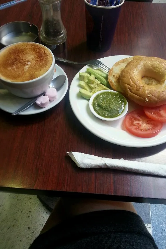 trim mocha and bagel with pesto, tomato also avocado.|Mia Suzukiさん