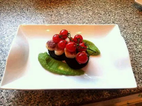 scallops with black pudding, pea puree and grilled vine tomato|ryanさん