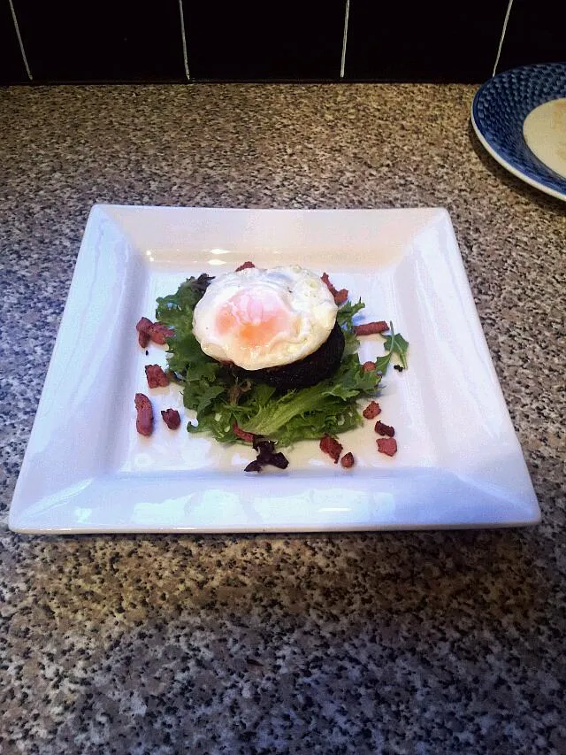 warm salad of black pudding, pancetta and poached egg|ryanさん