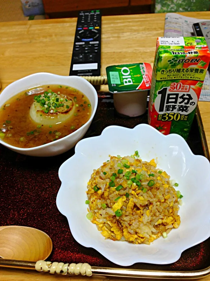 Snapdishの料理写真:玉ねぎスープと炒飯|tasakiさん