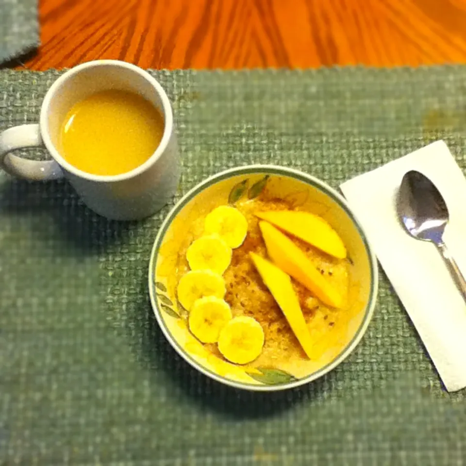 Breakfast: creamy hot brown rice cereal with mangos, banana, cinnamon & flax & tea|Sai linさん