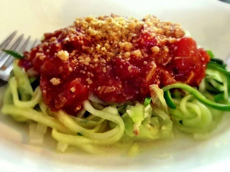 Zucchini pasta with ground seitan sauce topped with vegan grated parmesan|malindaさん