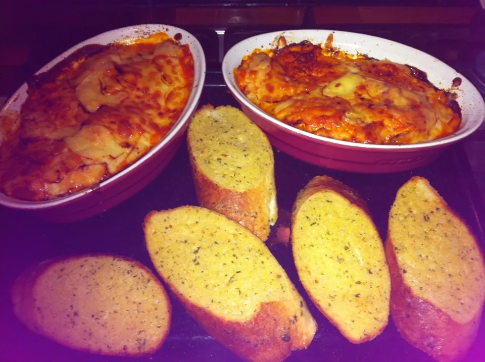 Ravioli in cherry tomato sauce baked with cheese and garlic bread|Emma Proe Was Duncalfさん