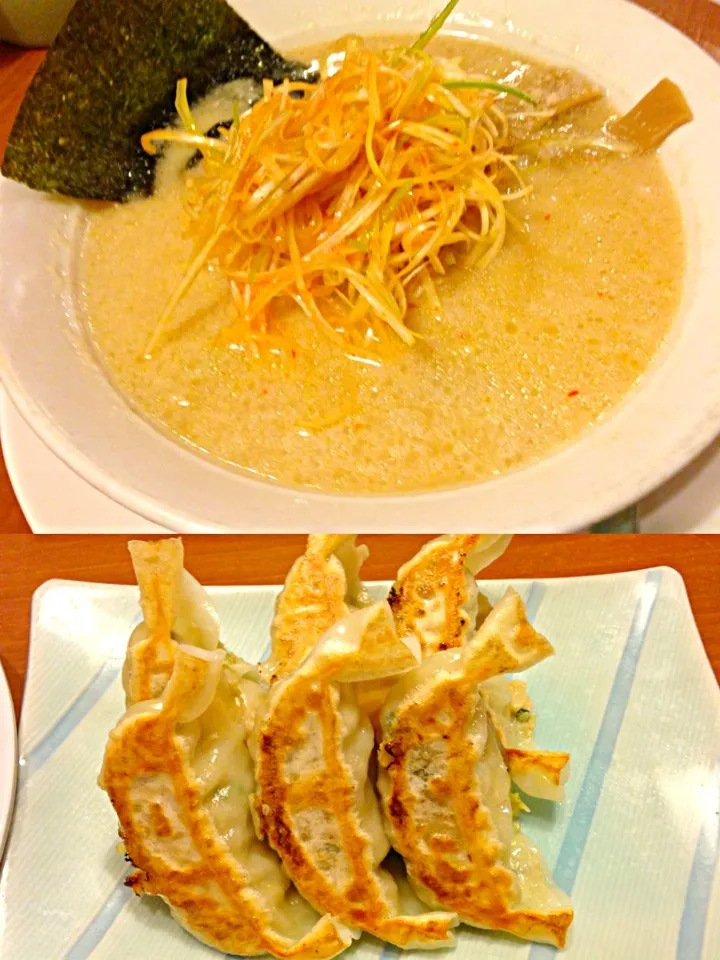 Snapdishの料理写真:雷豚のジャンボ餃子とネギ豚骨ラーメン🍜|マニラ男さん