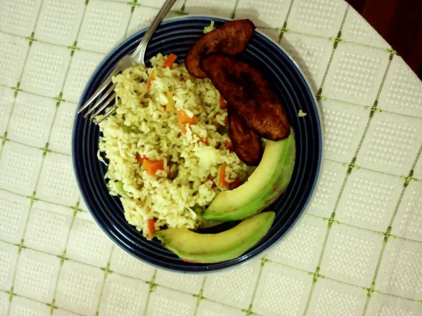 Nigerian veggie fried rice with fried plantain and avacado pear.|oziomaさん