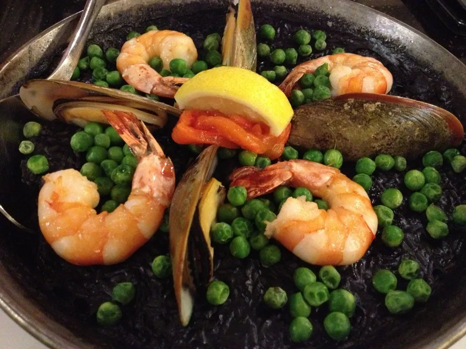 Squid ink seafood paella|AmeSabさん