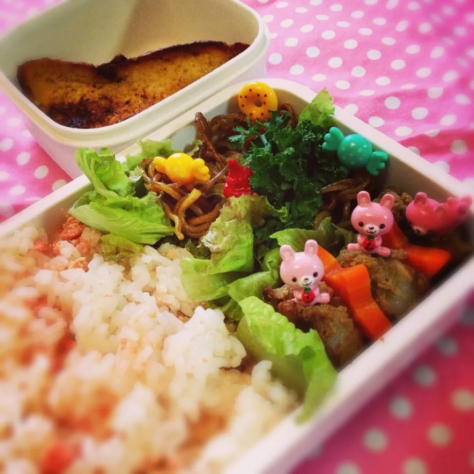 女の子弁当🌸                            ・粗挽きハンバーグ【レシピ】|志野さん