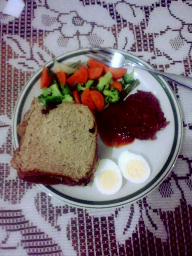 sweet bread with tomatoe sauce, sauted veggies with boiled egg|oziomaさん