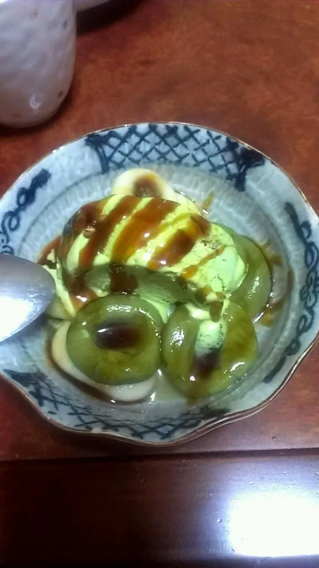 Snapdishの料理写真:白玉 抹茶白玉 二色の白玉に抹茶アイスと黒蜜をかけていただきます(*^^*)|yurashigureさん