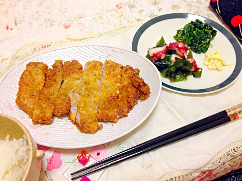 ジャンボ豚かつ🐷＆タコとわかめの和え物＆ほうれん草の胡麻和え♡|むすび丸子さん