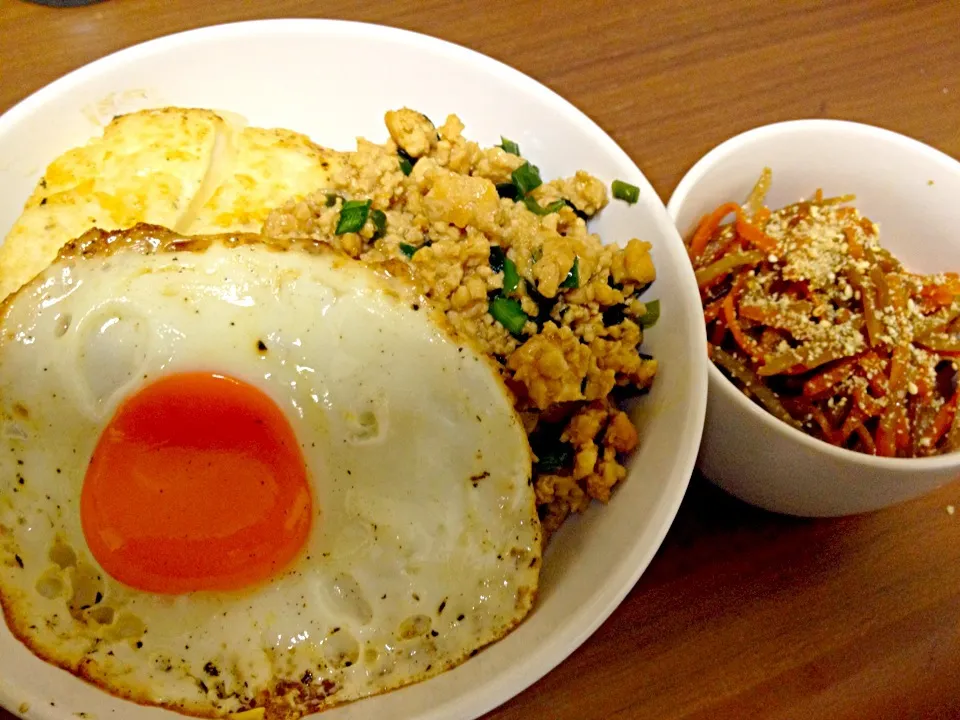 ひき肉とにらのオイスター炒めと豆腐ののっけ丼ときんぴらごぼう|あやかさん