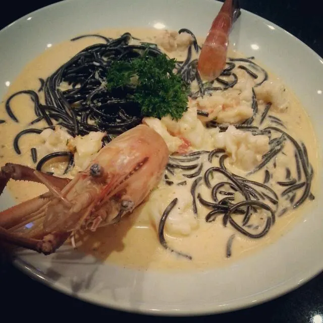 Snapdishの料理写真:Black Spaghetti shrimp cream sauce|Siriyapatさん