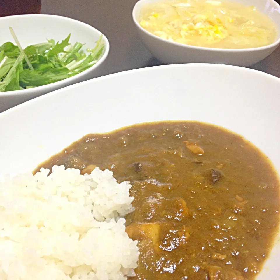 Snapdishの料理写真:カレー、叙々苑ドレッシングのさらだ、キャベツと卵の中華スー部|chobicmさん