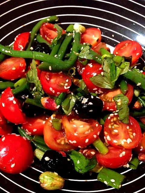 Organic salad of green beans, tomatoes and black olives|georgianaさん