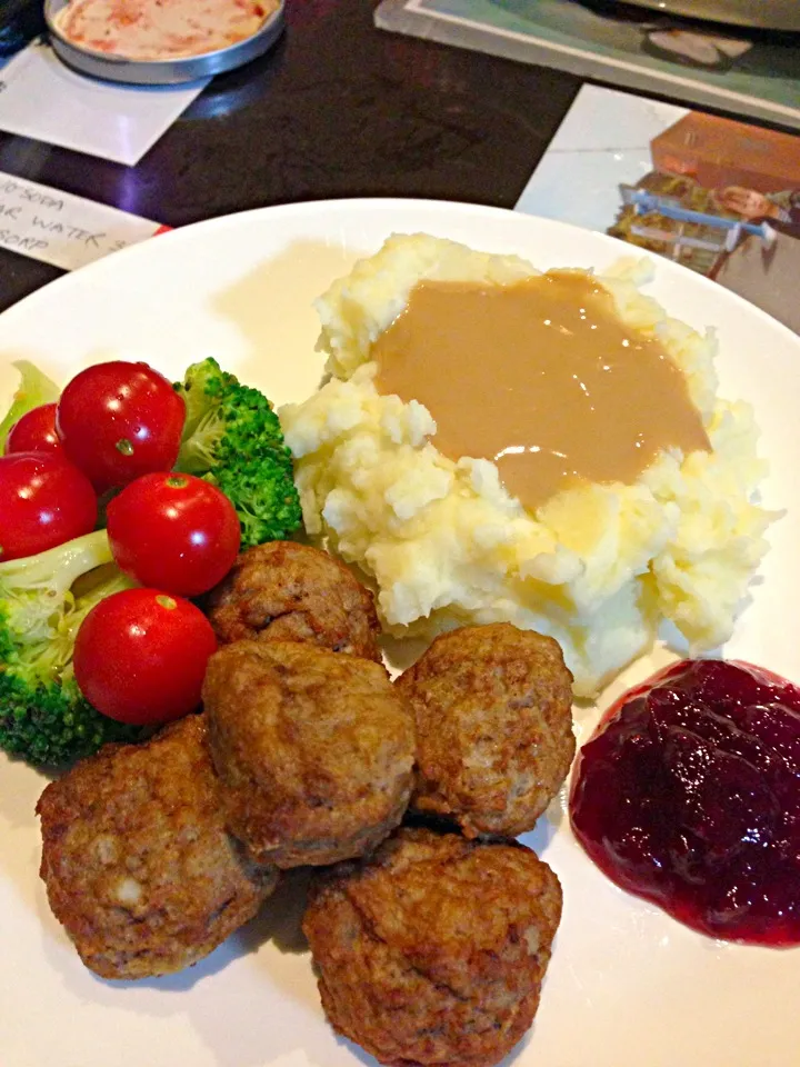 Meatballs with mashed potatoes|Kob Sathapornさん