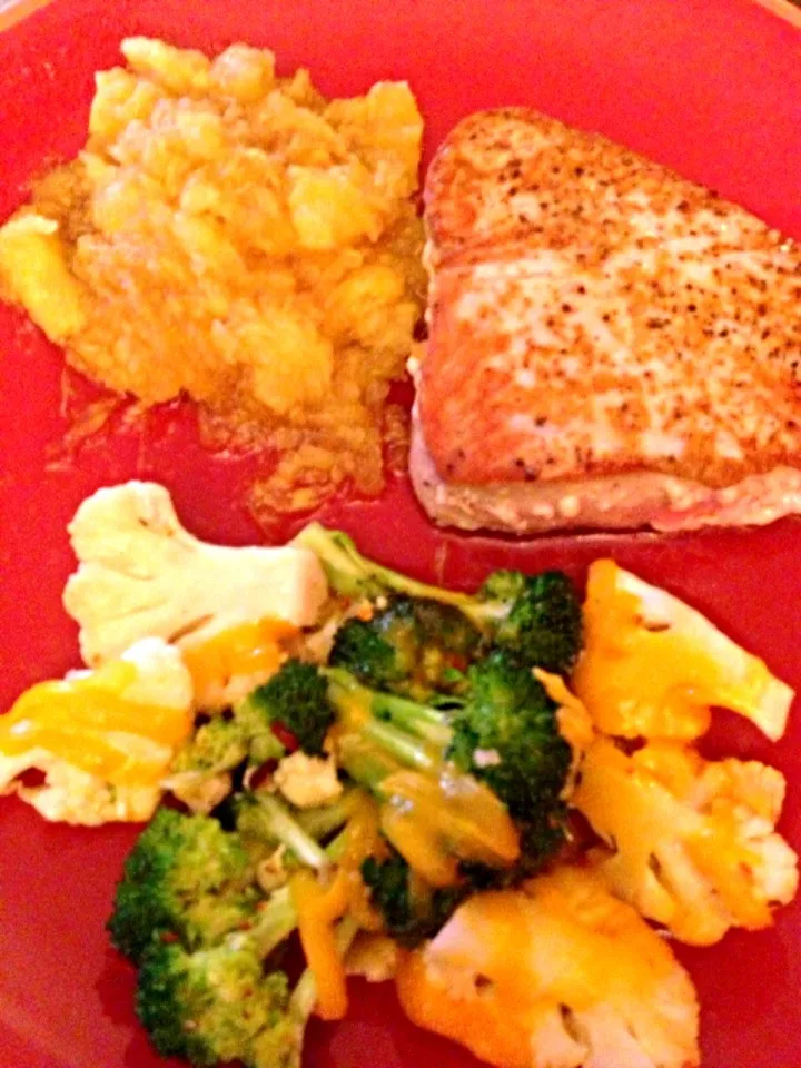 Snapdishの料理写真:Seared Tuna Steak with maple sugar and butter Acorn Squash and sautéed veggies with WI cheddar.|amyさん