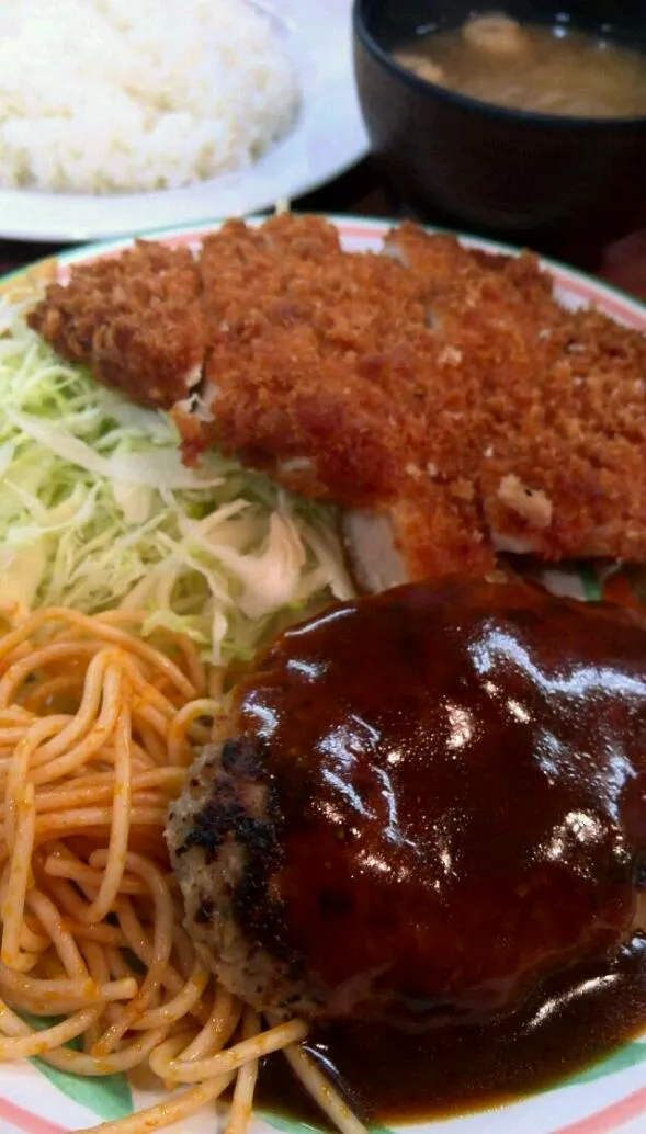 Snapdishの料理写真:ハンバーグ＆チキンカツ。これで500円！|Takashi H.さん