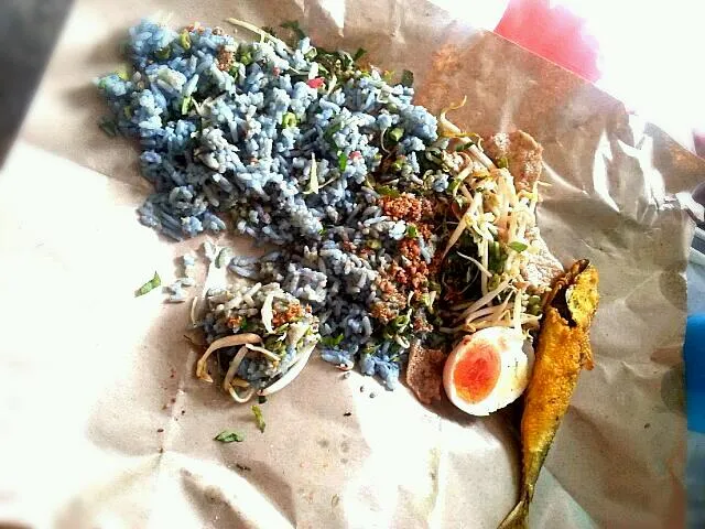 Snapdishの料理写真:blue rice called "Nasi kelabu" is famous food in kelantan malaysia.|korinoさん