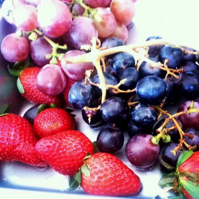 Grapes & strawberries.|Jeann Bagangさん