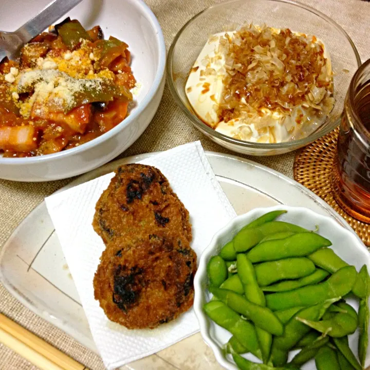 茄子とピーマンと玉ねぎとベーコンのトマト煮、冷奴、椎茸の肉詰め、枝豆|きりこさん