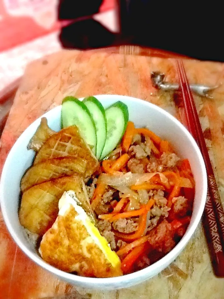 🐮人参と玉ねぎの牛肉そぼろ丼|さとう かおりさん