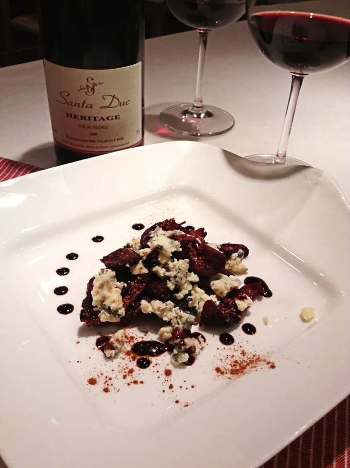 自家製ドライフィグ ブルーチーズと。dried fig and blue cheese with red wine sauce|麻紀子さん