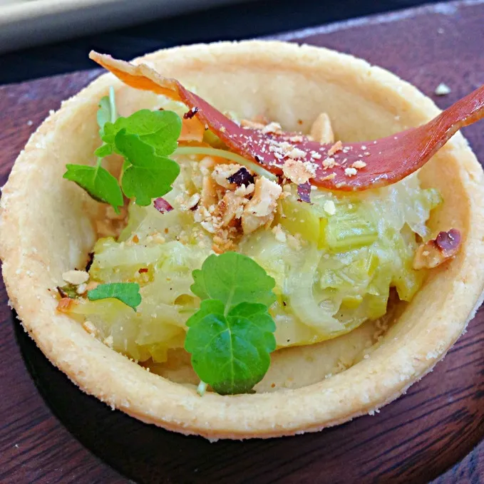 Leek tart with hazelnut crumble and prosciutto crisps|Karen Yongさん