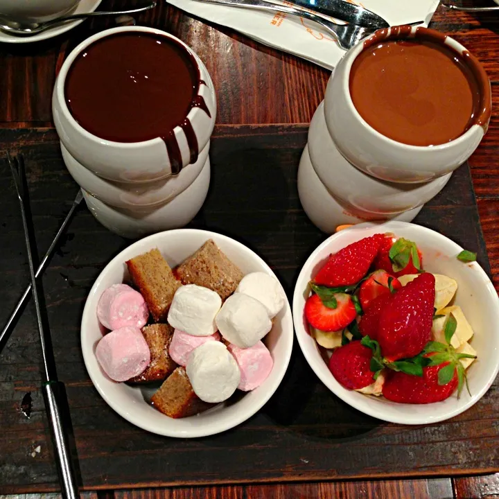 Milk and dark chocolate fondue|Karen Yongさん