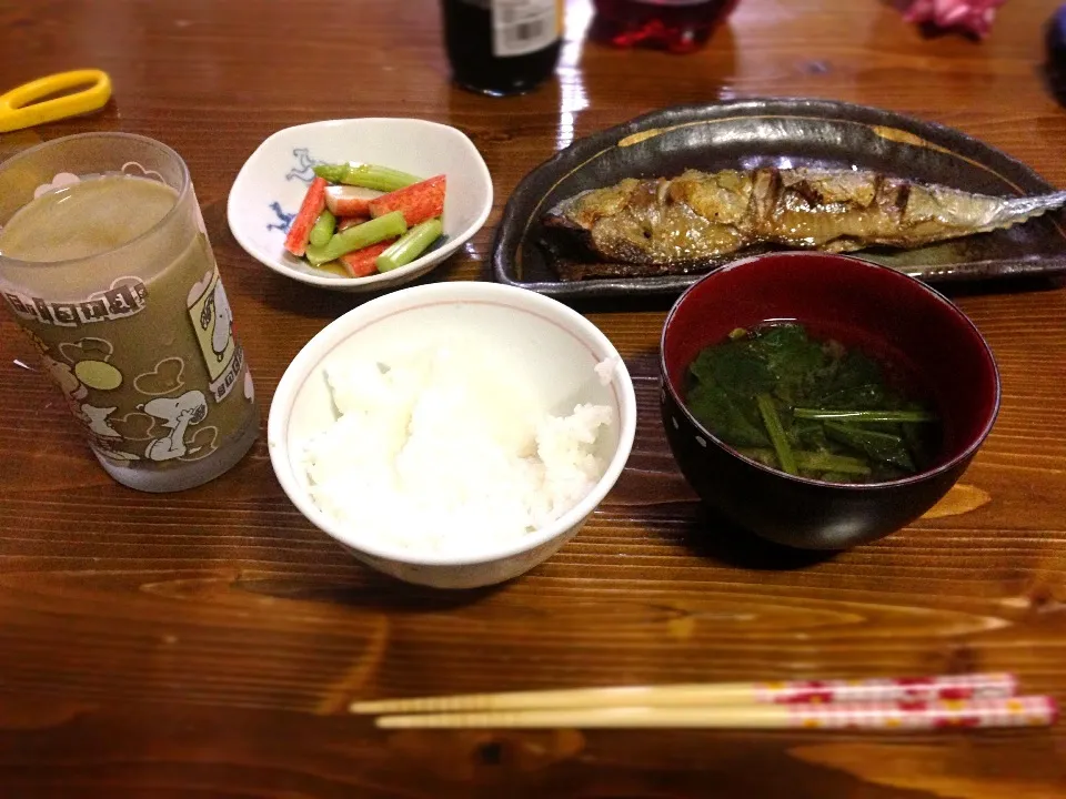 秋刀魚、かにかまとアスパラのサラダ、ほうれん草のお味噌汁、白飯|みぃさん