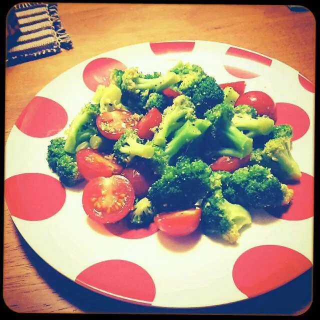 ♠ broccoli and tomato salad ♠|🌜 miaow 🌞さん