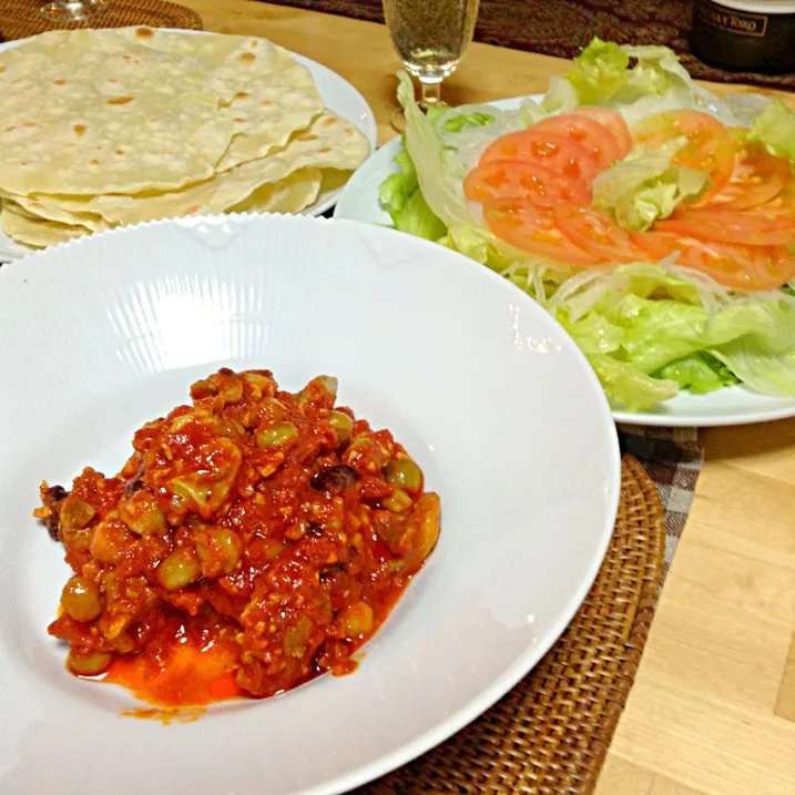 チキンとミックスビーンズのトマト煮 ＋ トルティーヤ ＋ サラダ|jammaladeenさん