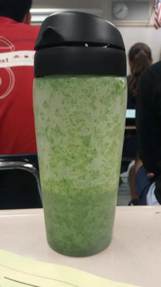 one banana,. 5 cup spinach,. 75 tbsp peanut butter, milk|Christine Leeさん