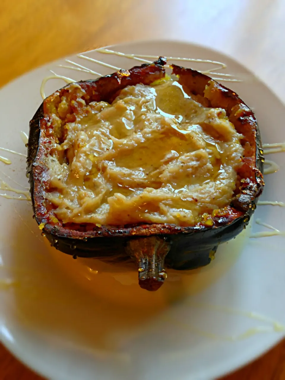 Acorn pepper jelly squash with cinnamon baked bananas topped with honey|Gary Langerさん