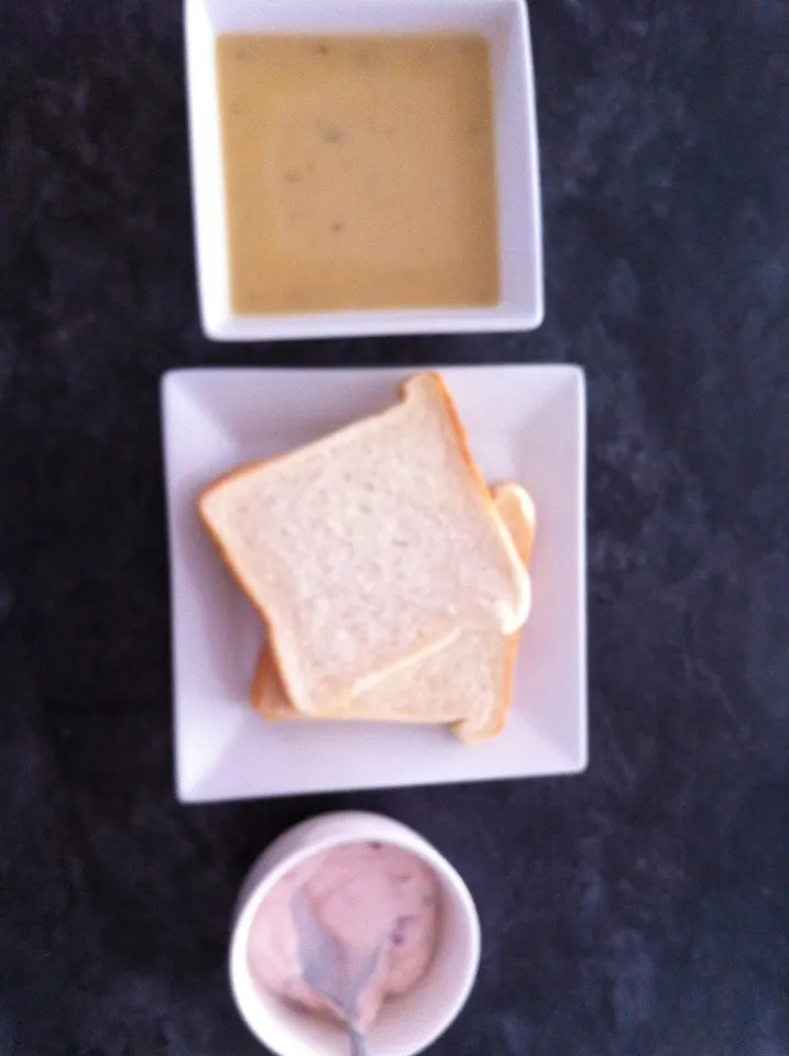 Chicken and creamy soup, white bread with strawberry yoghurt|Vanessa Santiagoさん