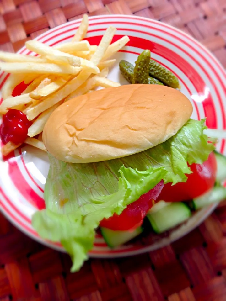 extra vegetables hamburger🍔お野菜追加でﾍﾞｼﾞｰﾏｯｸ♪|🌈Ami🍻さん