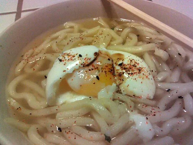 Udon with a drop of sesame oil and a drizzle of soy on a sichimi spiced soft boiled egg|James Garciaさん