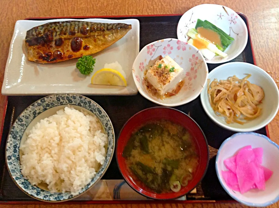 Snapdishの料理写真:焼魚定食(今日はサバ塩焼き)|マカロニ公爵さん