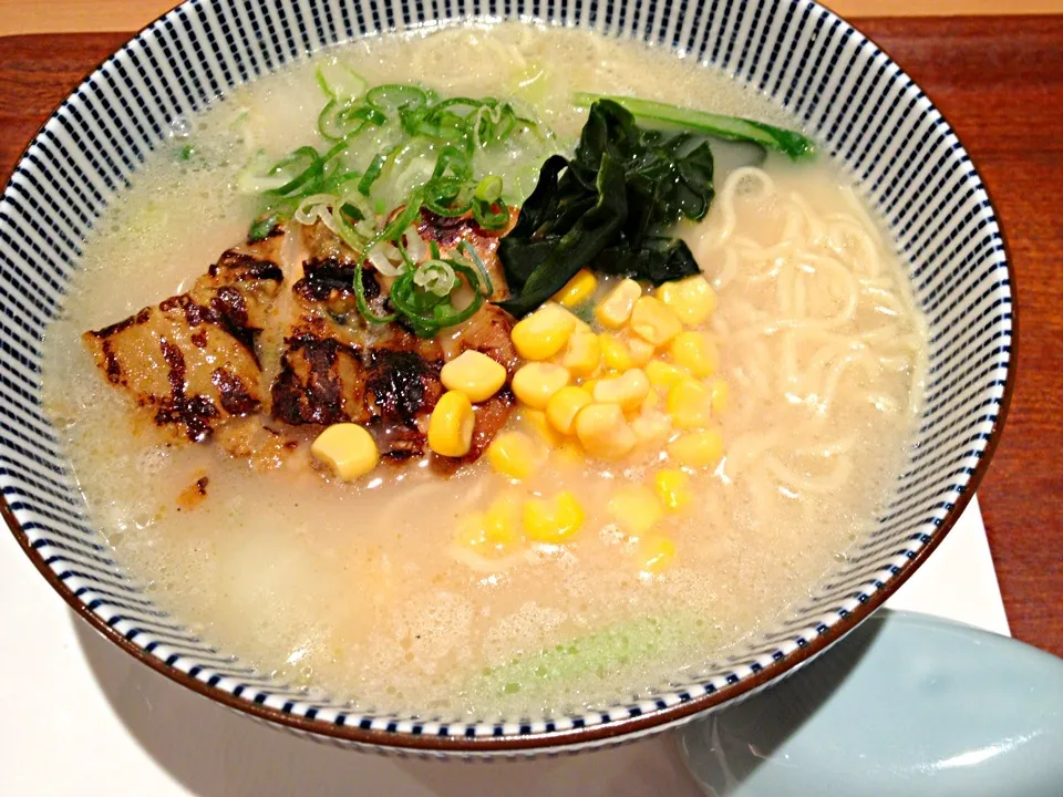 Snapdishの料理写真:コラーゲンたっぷりラーメン|サリーさん