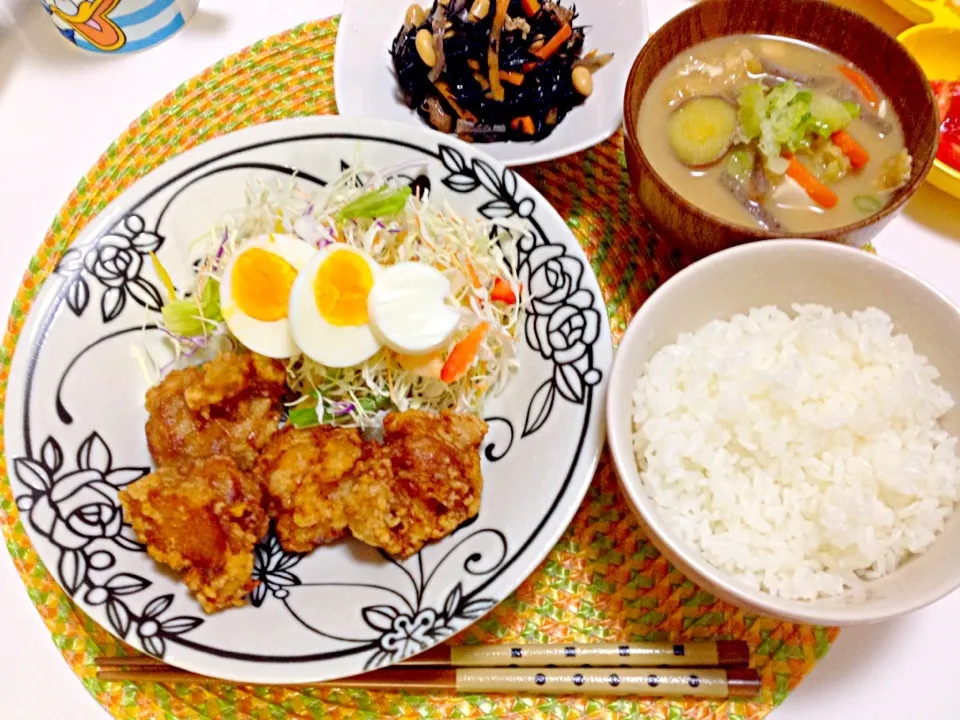 鶏の唐揚げ、サラダ、ひじきの煮物、お味噌汁♡|yuiさん