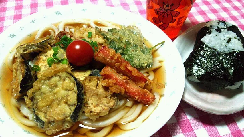 天ぷら冷やしぶっかけうどん(茄子･蓮根･おくら&豚バラ薄切り肉･カニカマ･大葉･プチトマト･青ねぎ)、おにぎり(夏みかんわかめ･海苔)|まあるさん