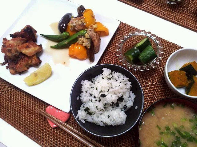 今日の夕食 からあげ、野菜と鶏肉の万能ダレ漬け、かぼちゃの煮物、きゅうりの浅漬け、もやしの味噌汁|pinknari🐰🌈さん