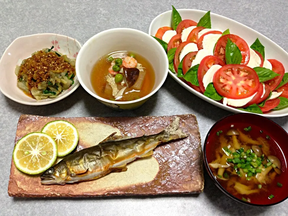 Snapdishの料理写真:鮎の塩焼きと野菜の晩ご飯|Orie Uekiさん