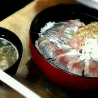 Snapdishの料理写真:あじの刺身となめろう丼！|千葉 恭世さん